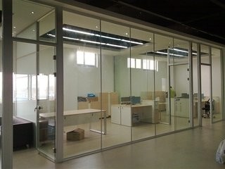 办公室装修中玻璃隔断适合用那种玻璃，玻璃都有哪几种