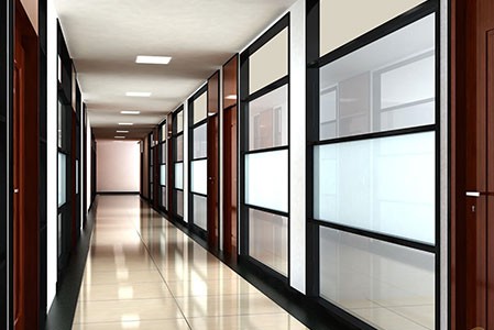 有些北京办公室装修用户为什么喜欢用单层玻璃隔断的原因