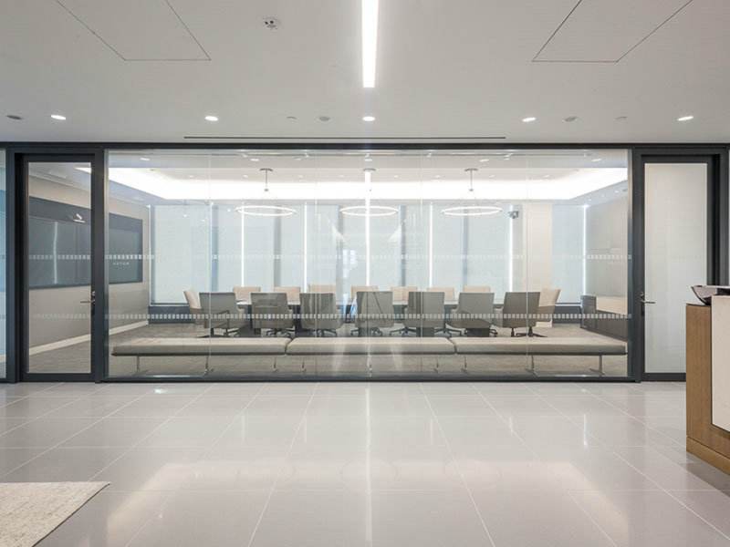  问：会议室装修用哪种玻璃隔断比较好？