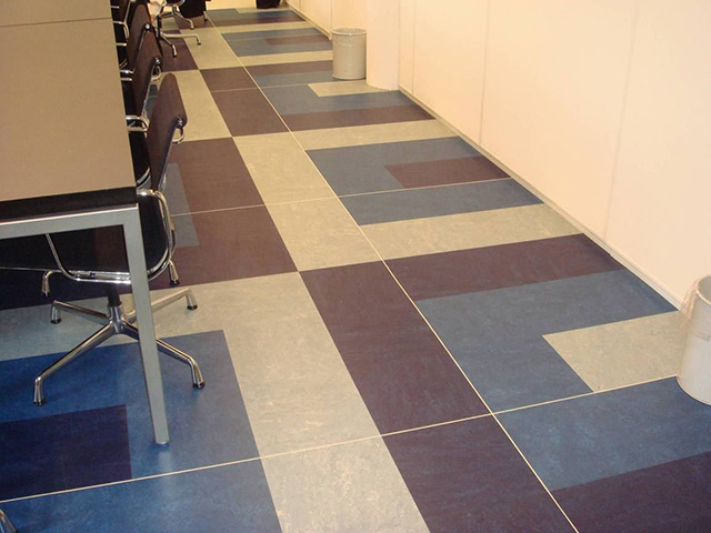 办公室装修中地面PVC地板工业地板的常识问题 PVC地板在挑选上需要注意的细节问题
