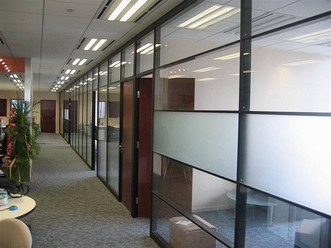 北京金视觉装饰浅谈办公室装修玻璃隔断的优势及特点：