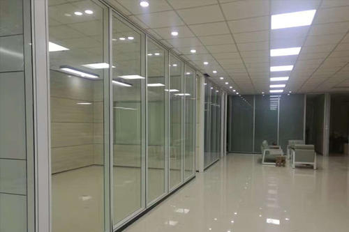 办公室装修中的公司办公室装修设计以便光照好,应用装饰玻璃这一原材料：